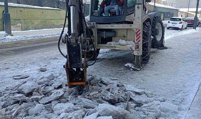 Belediye ekiplerinden buzla mücadele