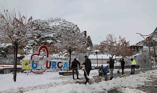 Belediyeden yol temizleme çalışması