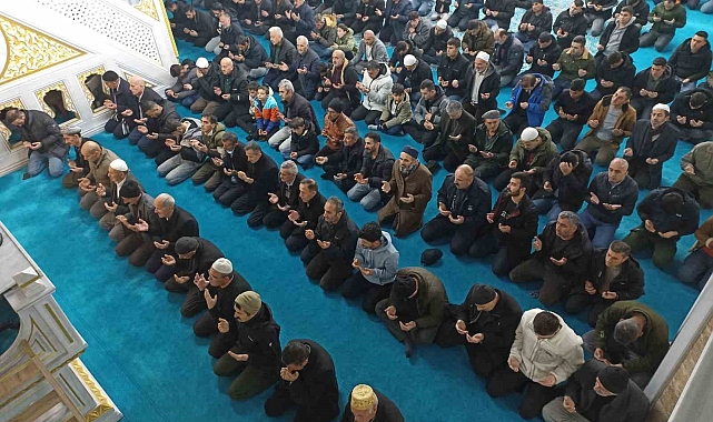 Berat Kandilinde eller semaya açıldı, dualar edildi