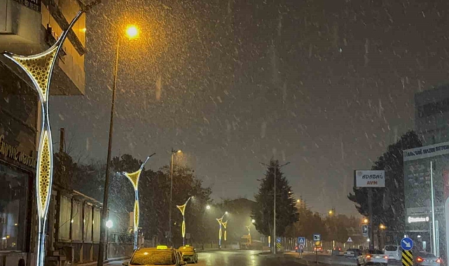 Bitlis Tatvan'da kar yağışı başladı