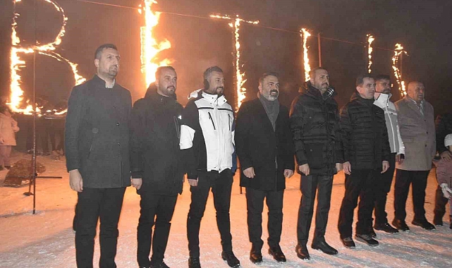 Bitlis'te kar festivali meşaleli gösteri ile devam etti