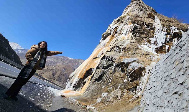Bitlis'in simgelerinden 'Deliklitaş' buzla kaplandı