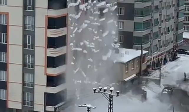 Bitlis'te çatıda biriken karlar şelale gibi caddeye aktı