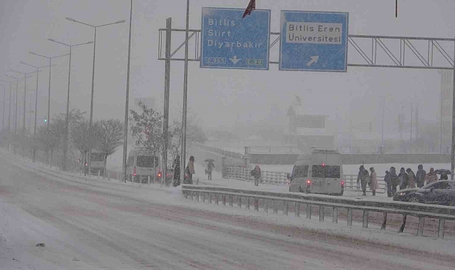 Bitlis'te yoğun kar yağışı:111 köy yolu ulaşıma kapandı