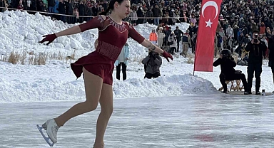 Çıldır Gölü'nde Geleneksel Buz Şenliği'nde izdiham