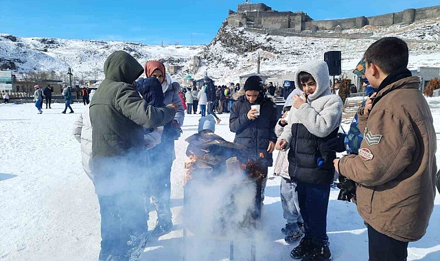 Çocuklar kar şenliğinde gönüllerince eğlendi