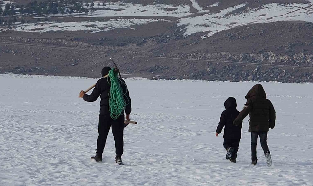 Ekmeklerini 'buzdan' çıkarıyorlar