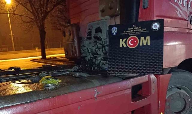 Emniyet yetkilileri Iğdır'da bin 764 litre gümrük kaçağı akaryakıt ele geçirildi