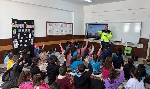 Erciş'te Öğrenci Servisleri Denetlendi; Trafik Bilinci İçin Seminerler Düzenleniyor