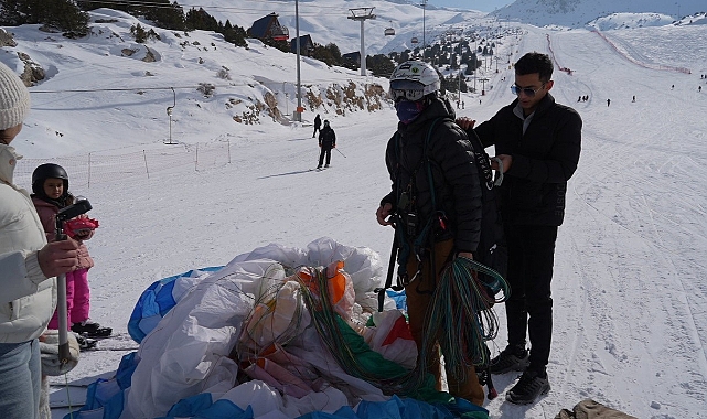 Erzincan Ergan Dağında kayakçılar pistte: Kadın milli paraşütçü Ergan semalarında süzüldü