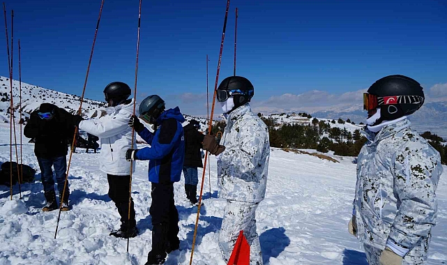 Erzincan Ergan Kayak Merkezi'nde gerçeği aratmayan çığ tatbikatı