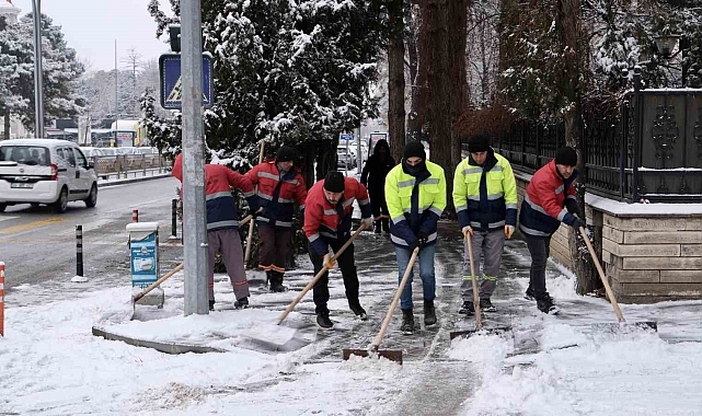 Erzincan'da belediye ekipleri kar küreme çalışması yaptı