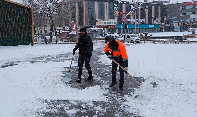 Erzincan'da belediye ekipleri kar küreme çalışması yaptı