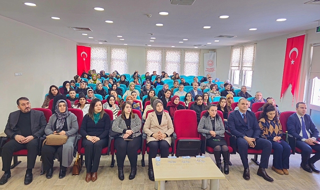 Erzincan'da "Huzurun, Mutluluğun Kaynağı Olarak Ailemiz" konulu söyleşi düzenlendi