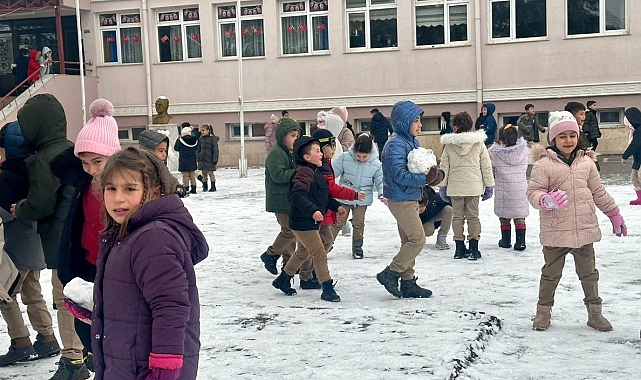 Erzincan'da kar yağışı görsel şölen oluşturdu: beyaza bürünen kentte çocuklar kartopu oynadı
