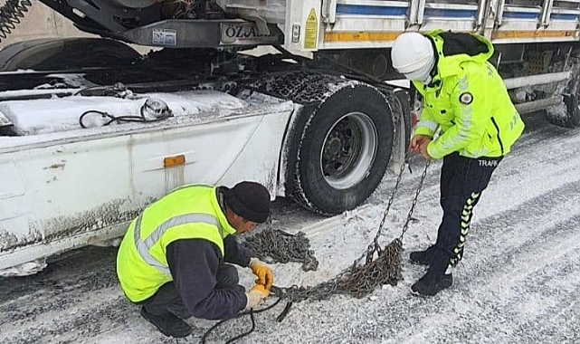 Erzincan'da Polis yolda kalan araçlara yardım eli uzattı