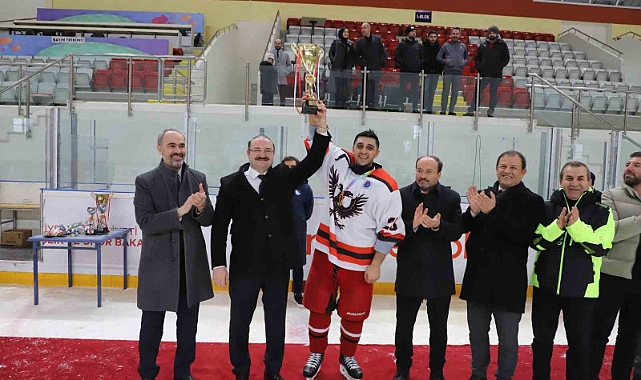 Erzurum'da düzenlenen buz hokeyi turnuvasında zirve Atatürk Üniversitesinin