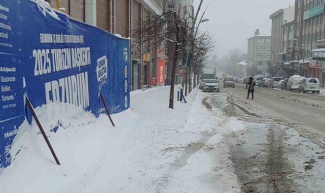 Erzurum'da kar kenti beyaza bürüdü