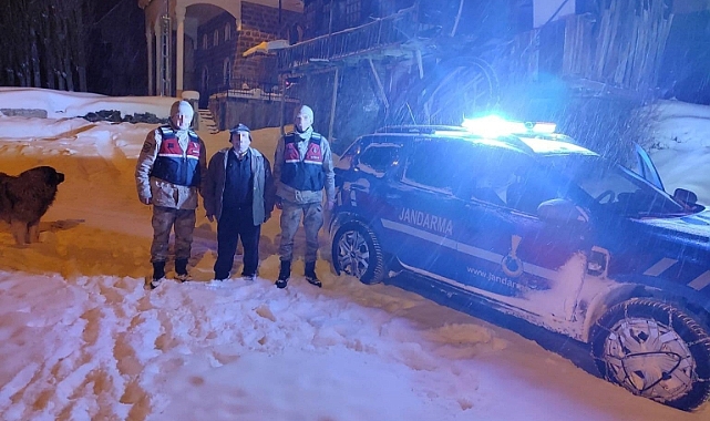 Erzurum'da karda mahsur kalan vatandaşın imdadına jandarma koştu