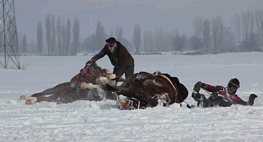 Erzurum'daki at yarışlarında tehlikeli anlar
