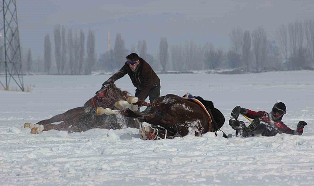 Erzurum'daki at yarışlarında tehlikeli anlar