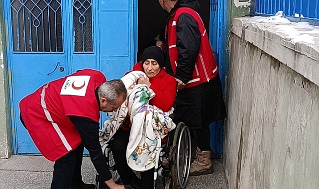 Erzurum Palandöken Türk Kızılay Şubesinden anne ve kıza yardım eli uzandı