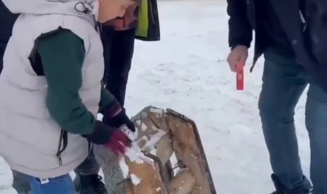 Erzurum'da Polisin kızak tamiri görüntüsü yürek ısıttı