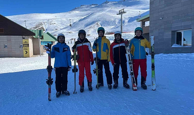 Erzurum'da uluslararası öğrencilerin Konaklı'da kayak keyfi