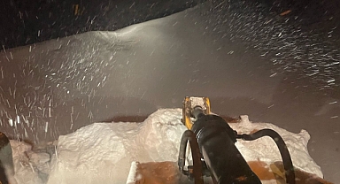 Hakkari'de karayolları ekipleri karla mücadele çalışmaları aralıksız devam ediyor