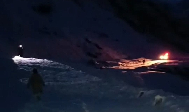 Hakkari'de karda mahsur kalan 5 kişi AFAD tarafından kurtarıldı