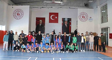 Hakkari Gençlik ve Spor İl Müdürlüğü ev sahipliğinde badminton müsabakaları yapıldı