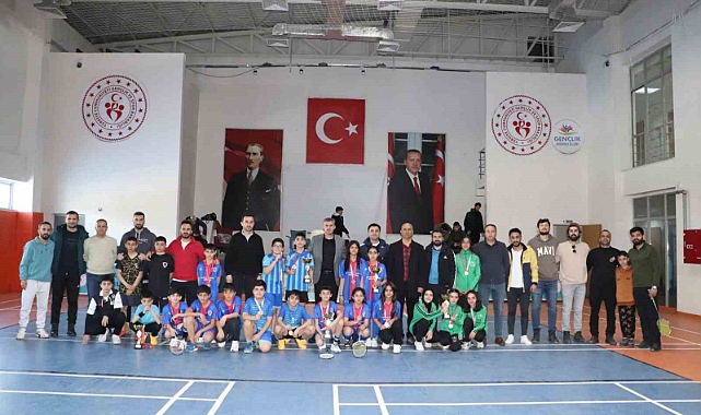 Hakkari Gençlik ve Spor İl Müdürlüğü ev sahipliğinde badminton müsabakaları yapıldı