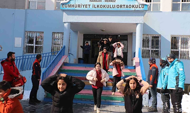 Hakkari İl Afet ve Acil Durum Müdürlüğü  "Deprem Anı ve Tahliye Tatbikatı" düzenledi