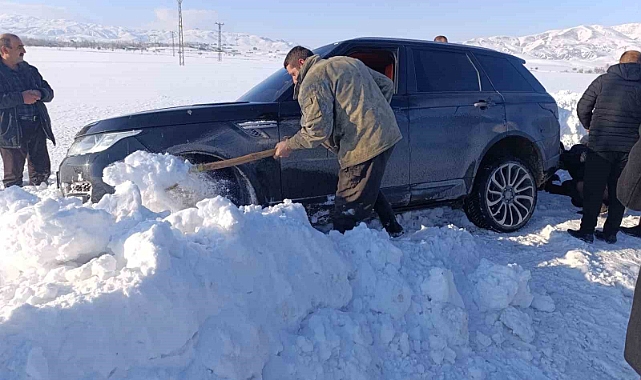 Hakkari Yüksekova'da kara saplanan aracı ekipler kurtardı