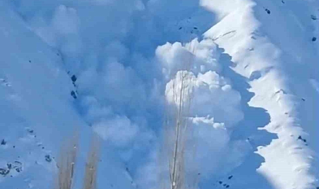 Hakkari Yüksekova'da düşen çığ görüntülendi