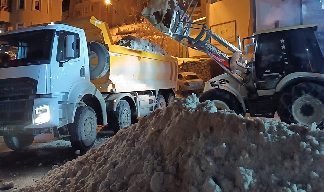 Hakkari'de kar yığınları şehir dışına çıkartılıyor
