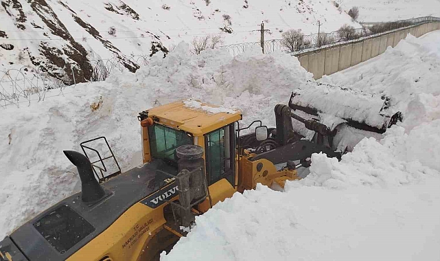 Hakkari'de köy yoluna düşen çığ temizlendi