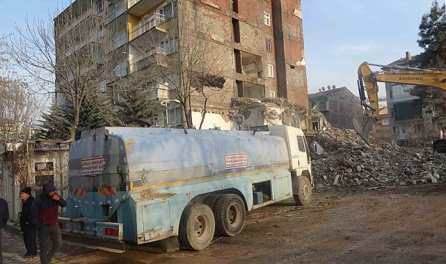 Hasarlı bina yıkım tehlikesi yüzünden tahliye edildi