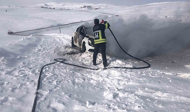 Horasan'da seyir halindeki otomobil alev aldı