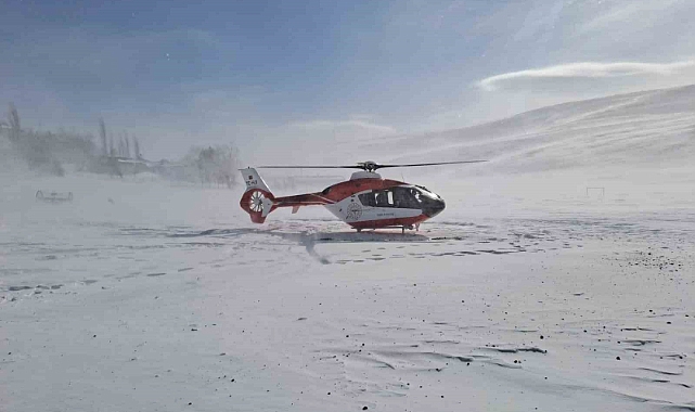 Fırtına ve tipi nedeniyle mahsur kalan hastanın imdadına ambulans helikopter yetişti
