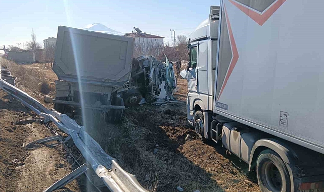 Iğdır'da hafriyat kamyonu ile tır çarpıştı