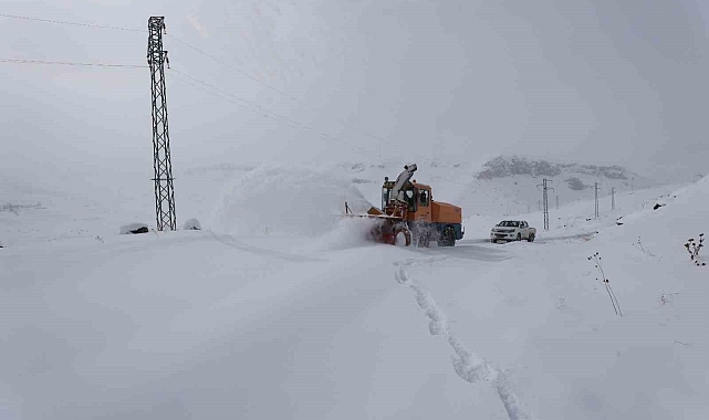 Iğdır'da kapalı köy yollarının açılması için çalışmalar devam ediyor