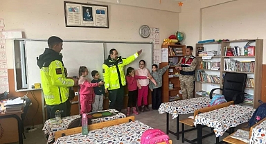 Jandarma Kars Susuz'da trafik bilinci kapsamında öğrencileri bilgilendirdi