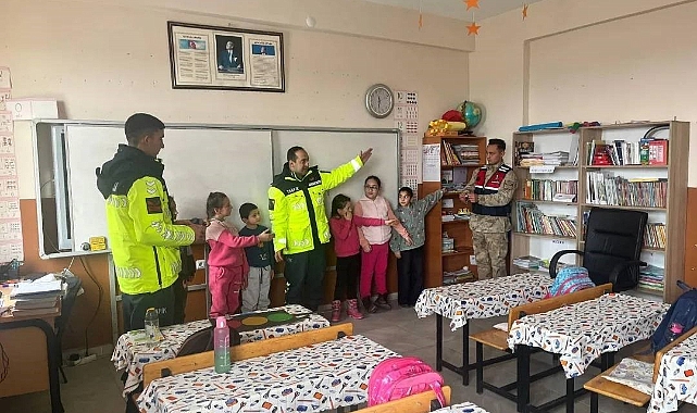 Jandarma Kars Susuz'da trafik bilinci kapsamında öğrencileri bilgilendirdi