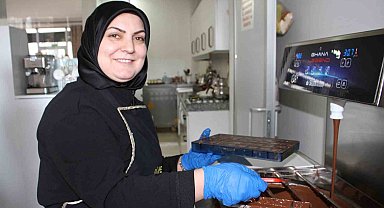 Kadınlardan elyapımı doğal çikolata üretimi