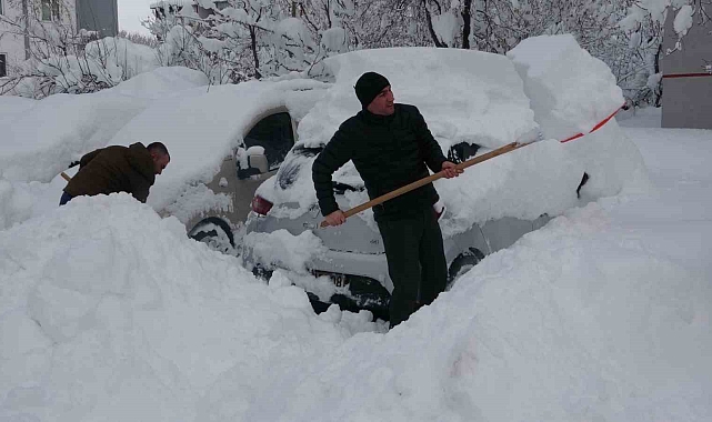 Kar evleri yuttu: Saçaklardaki buz sarkıtları 2 metreye ulaştı