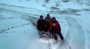 Karda traktörle sörf yapan gençler