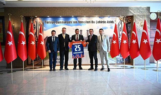 Kardelengücü'nden Vali Çiftçi'ye özel forma