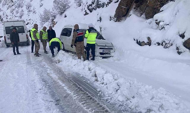 Karlı yolda mahsur kalan vatandaşların imdadına Mehmetçik yetişti