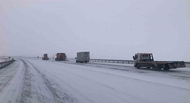Kars'ta kar yağışı etkili olamaya devam ediyor, yüksek kesimler yeniden beyaza büründü